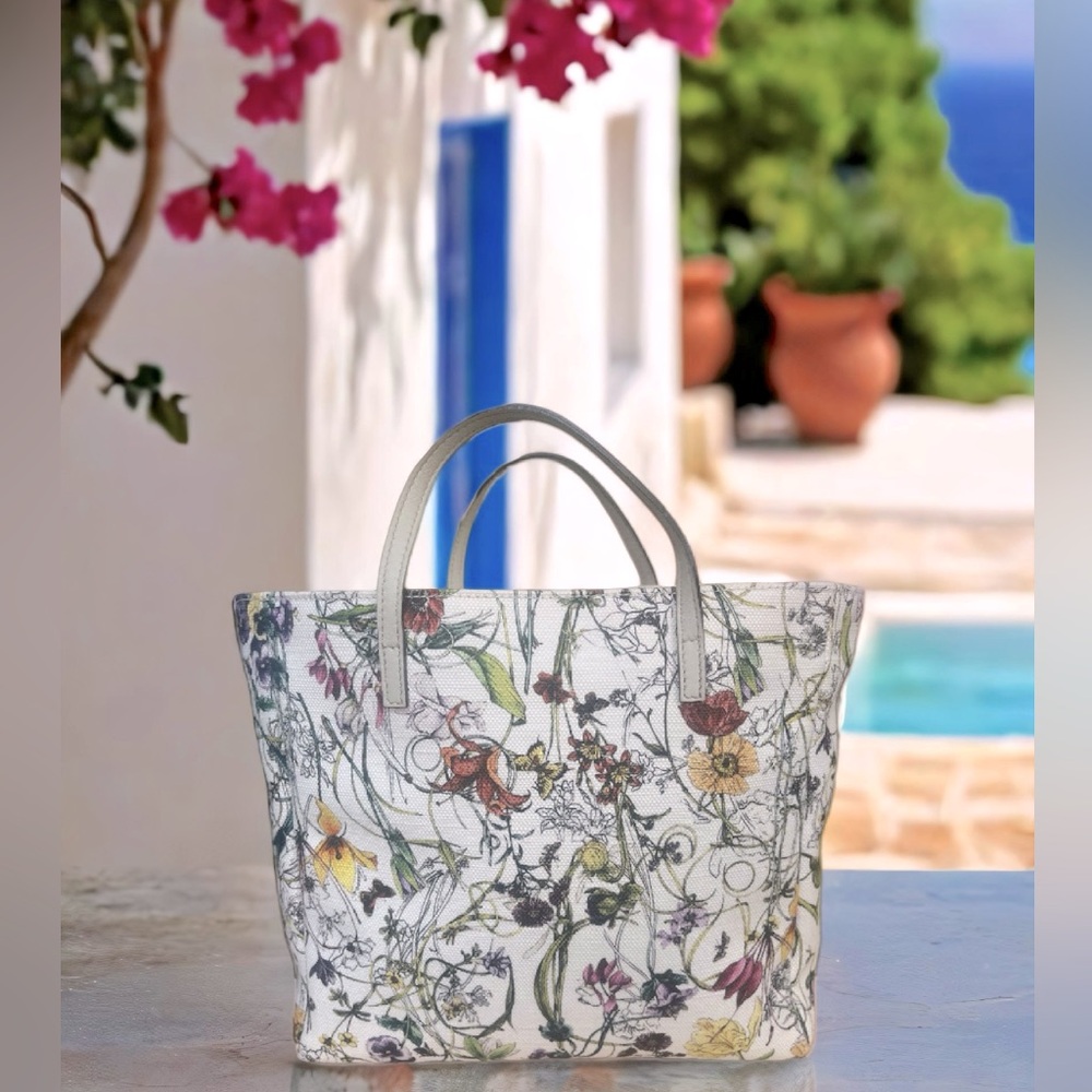 ✨SOLD✨Gucci 💐White Canvas Floral Tote Bag
Multiple colors Cream - Picture 3 of 13